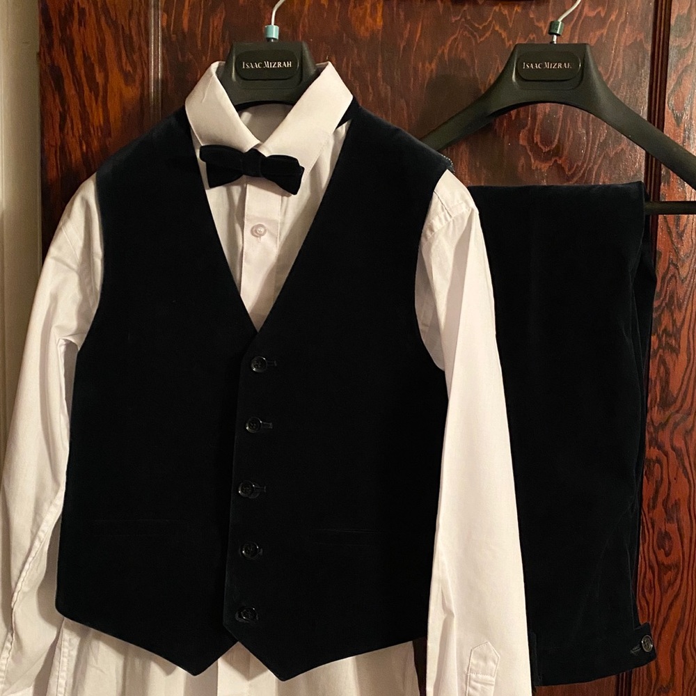 Isaac Mizrahi Boys 4 piece velvet suit